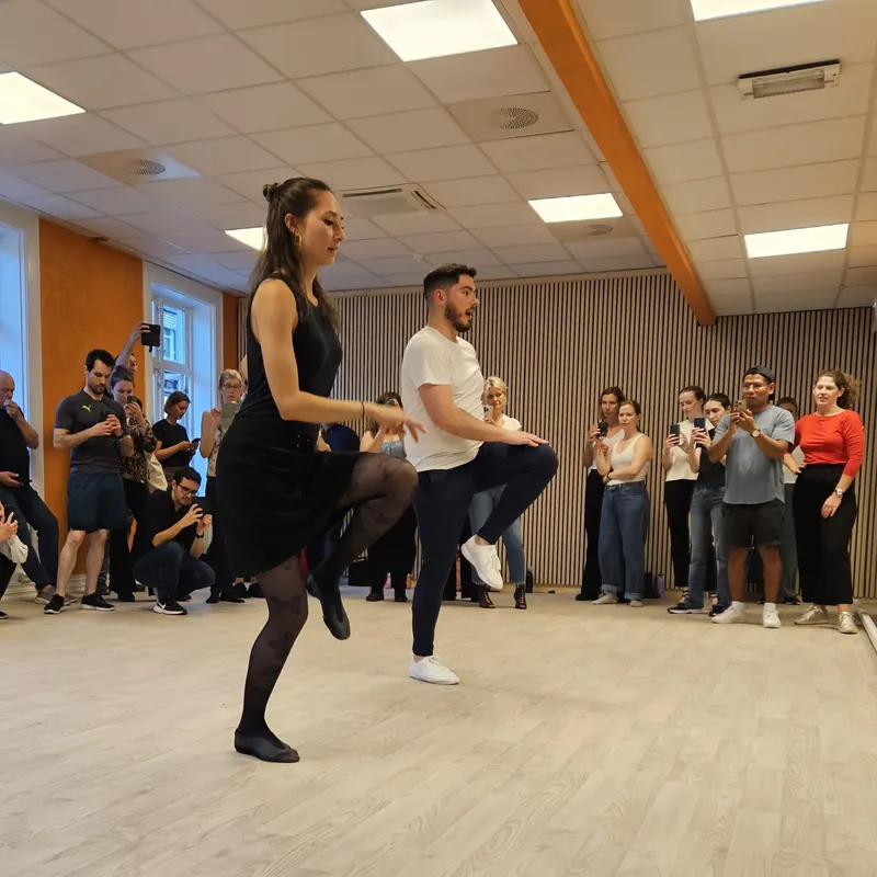 Salsa Footwork hos Contigo Danseskole