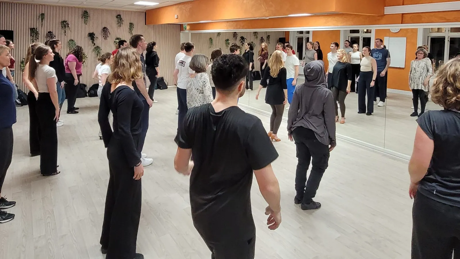 Dansere underveis i en klasse i studioet hos Contigo