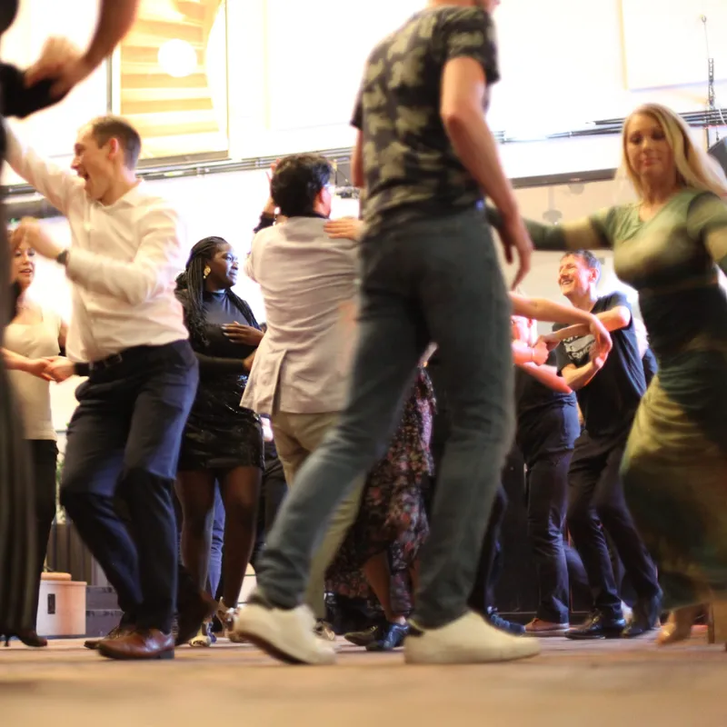 Par på dansegulvet under en sosial kveld