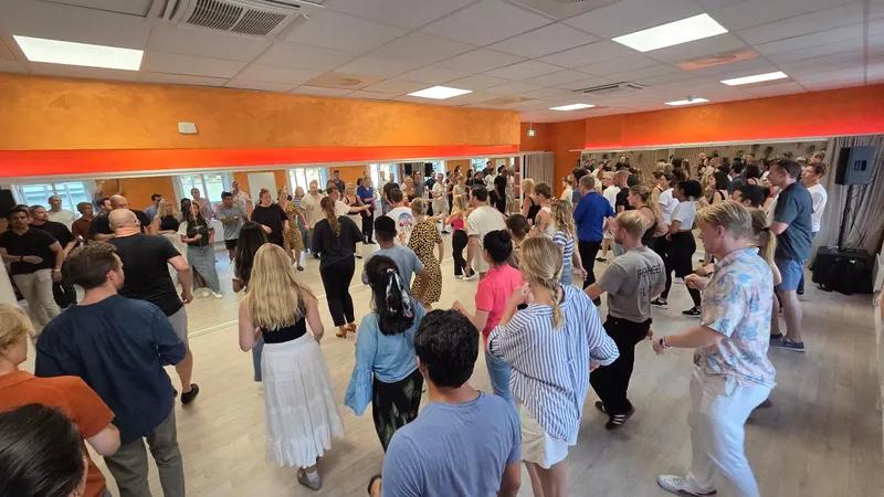 Full sal med dansere under et kurs