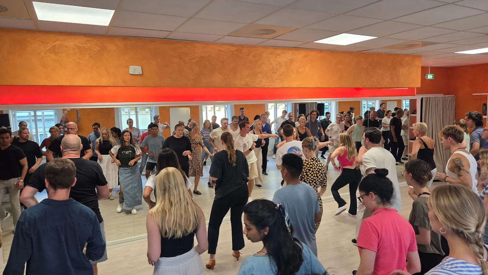 Dansere danser cubansk salsa sammen i studioet hos Contigo