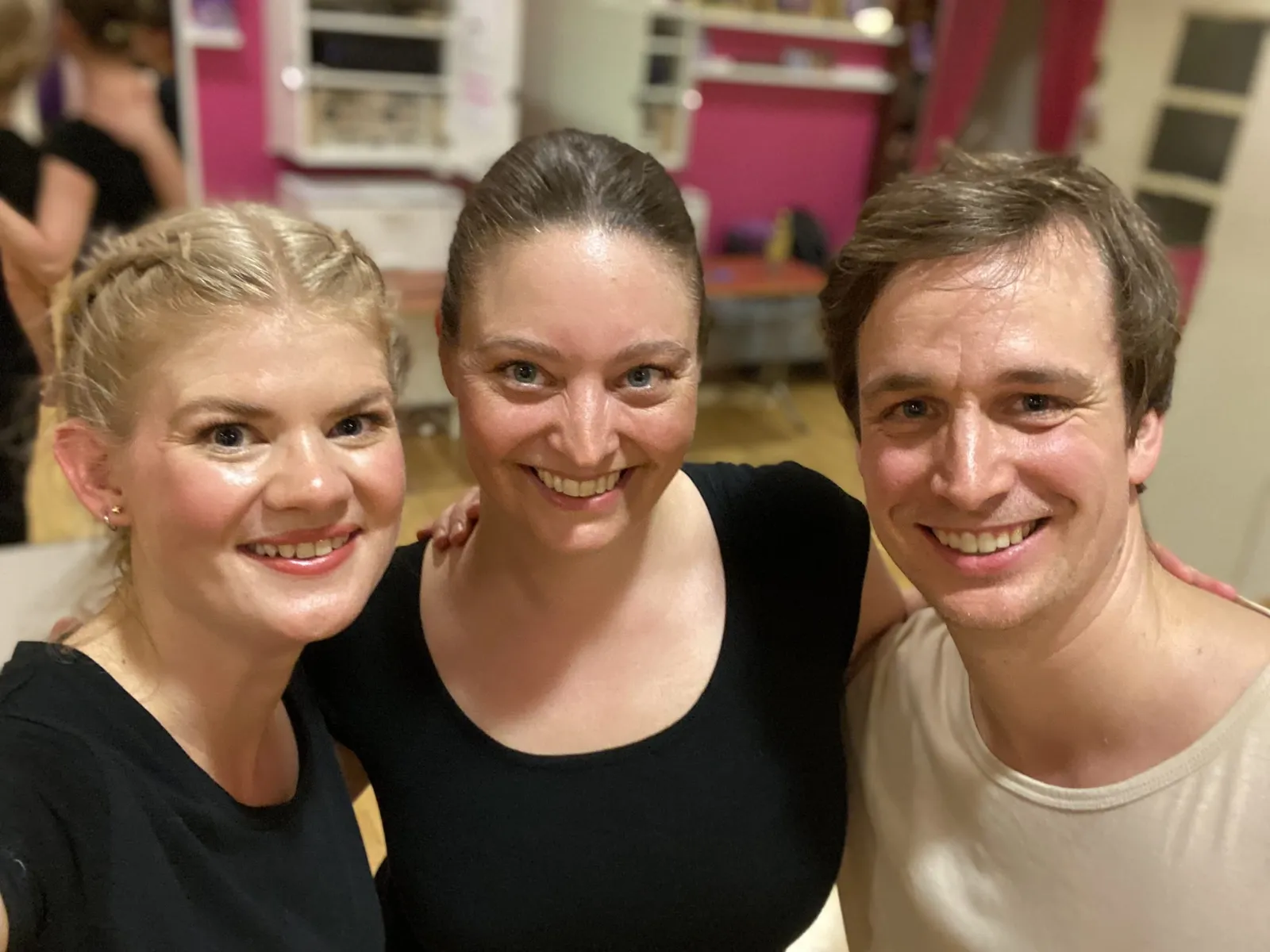 Tre glade dansere hos Contigo Danseskole