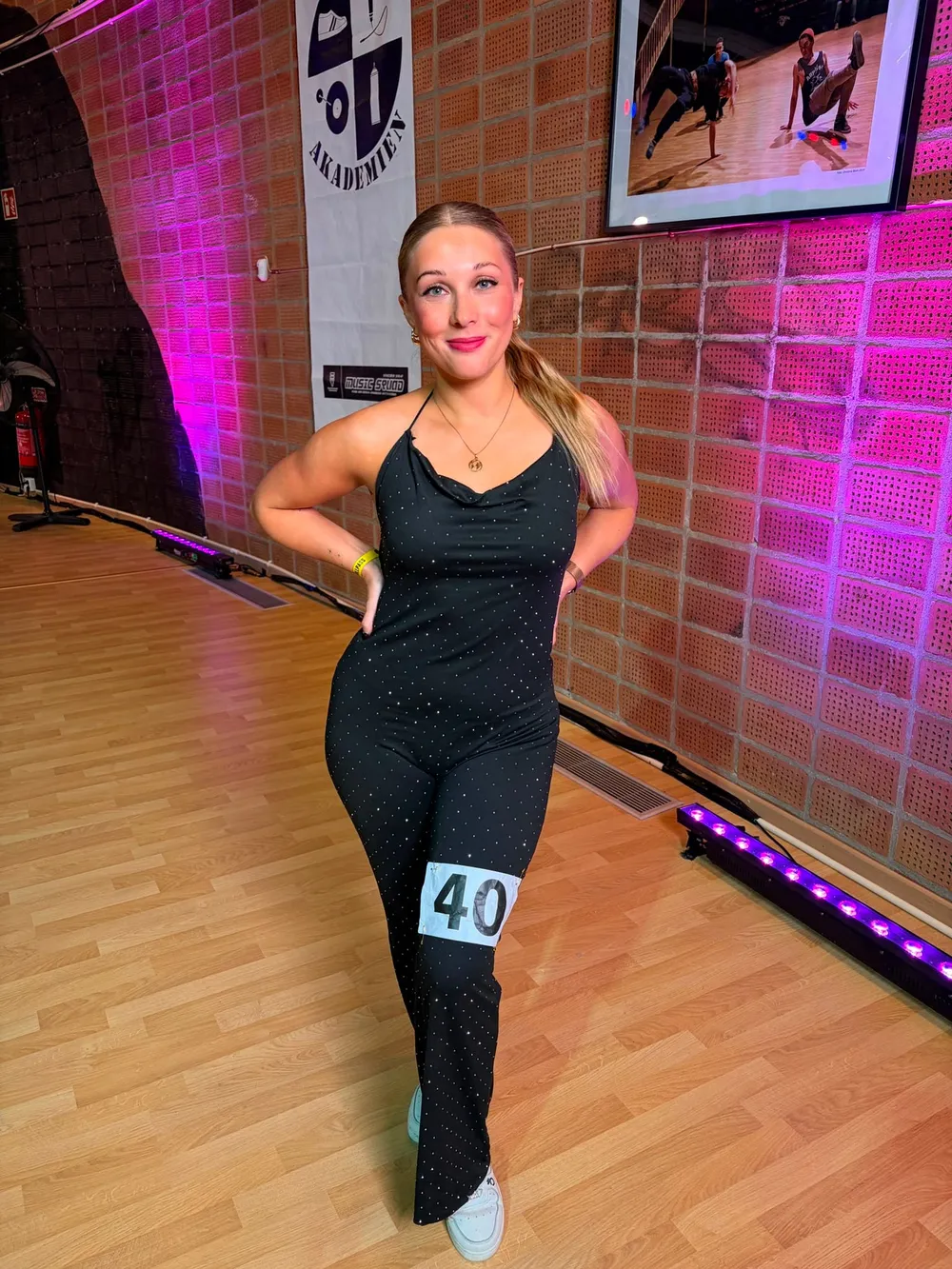 Jennifer med startnummer på en dansekonkurranse