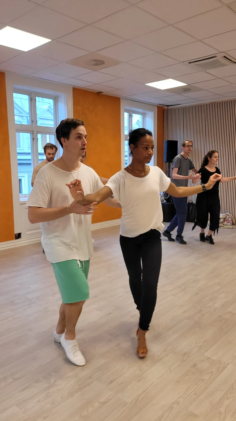 Maritje og Johan danser sammen på kurs