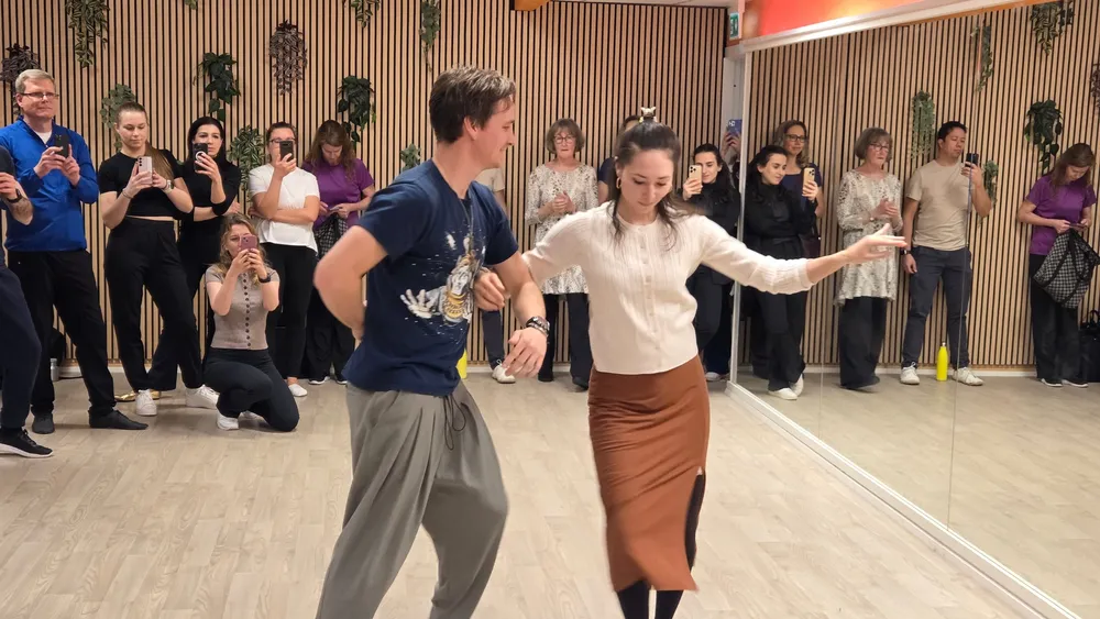 Johan og Rebecca viser en figur for kursdeltakerne